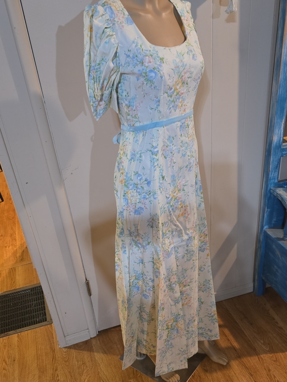Vintage Floral Scoop-Neck Maxi Dress in Pastel Blue